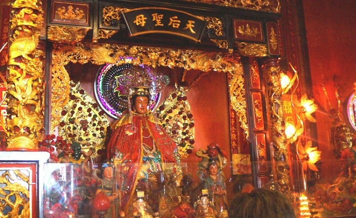 visit pagoda of ho chi minh city altar of thien hau